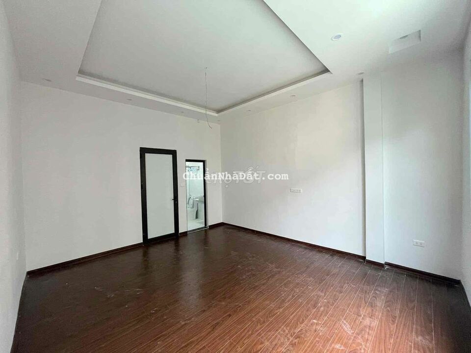 Hàng hiếm! Bán nhà Đê La Thành, trung tâm Đống Đa 42,2m2*5T.