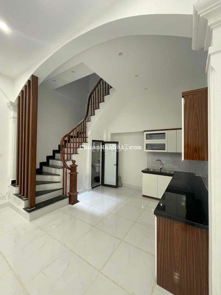 Hàng hiếm! Bán nhà Đê La Thành, trung tâm Đống Đa 42,2m2*5T.