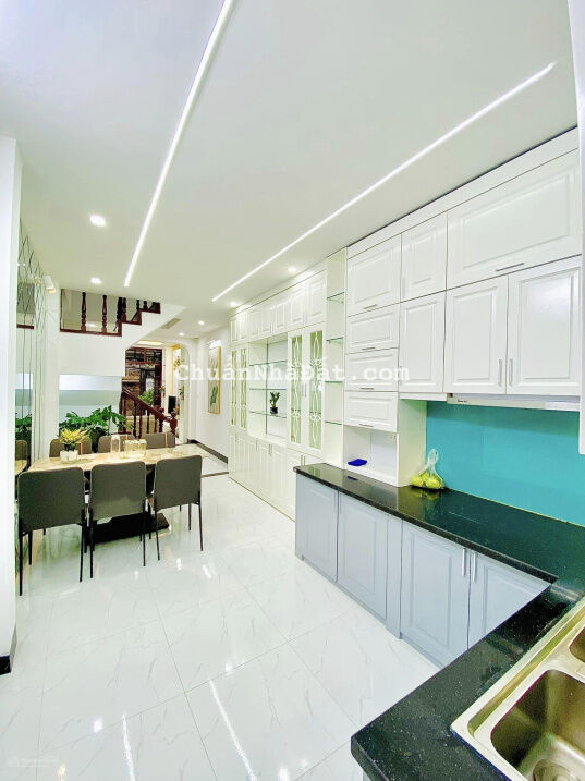 Bán nhà phố Thái Thịnh, Q. Đống Đa, 43m2 x 5 tầng, lô góc, thoáng sáng, gần ô tô, giá chào 5.4 tỷ