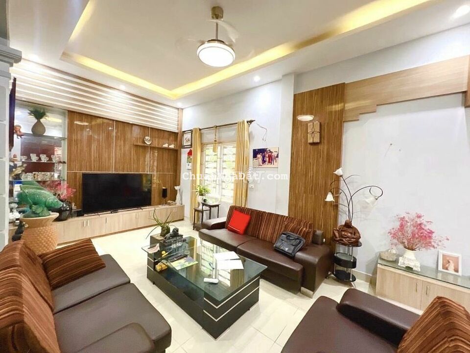 Gía Sốc! nhà Đường Láng, gần oto, ngõ rộng, lô góc, 2 thoáng, 45m2*4T