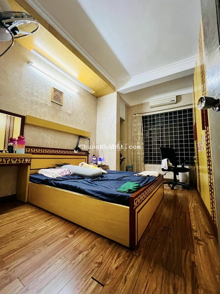 (GIÁ RẺ) Bán Gấp Nhà Đường Láng, 46m2,Giá Chỉ 4.5 Tỷ, Lô Góc, 2 Thoáng