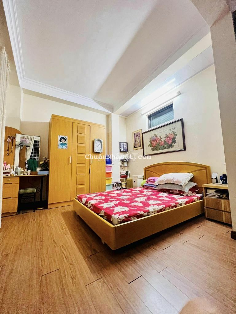 (GIÁ RẺ) Bán Gấp Nhà Đường Láng, 46m2,Giá Chỉ 4.5 Tỷ, Lô Góc, 2 Thoáng