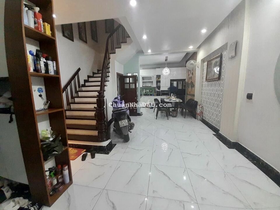 Bán gấp nhà Hoàng Cầu, 50m , 5 tầng , 5 m mặt tiền, 12,2 tỷ