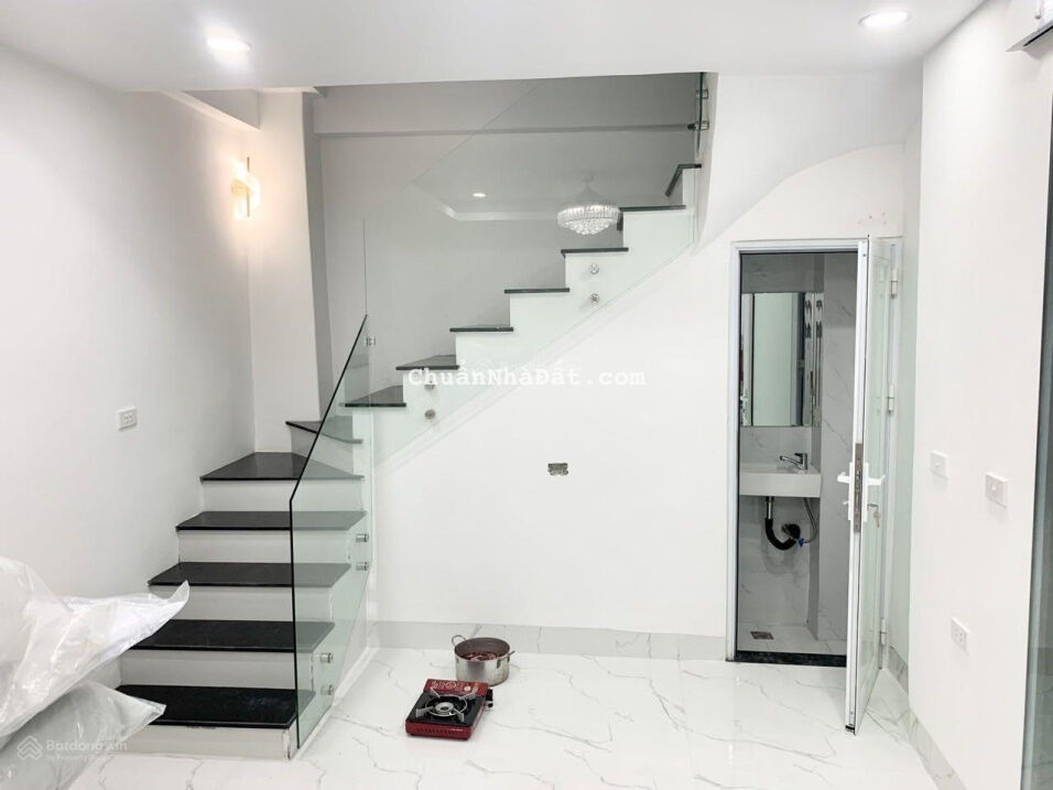 Bán nhà Hoàng Cầu 75m2 mặt ngõ oto tránh 2 thoáng 17.3 tỷ