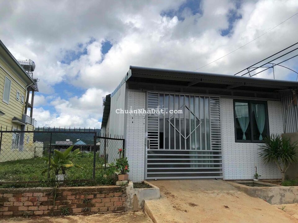 Nhà mới xây 5,5x24m cách trung tâm Đà Lạt 12km