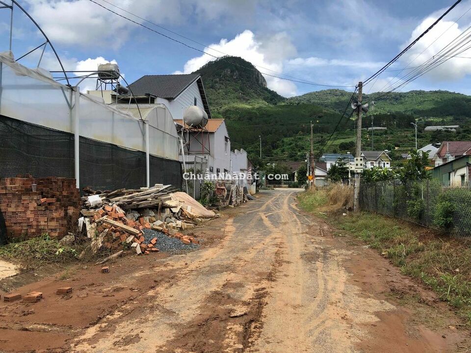 Nhà mới xây 5,5x24m cách trung tâm Đà Lạt 12km