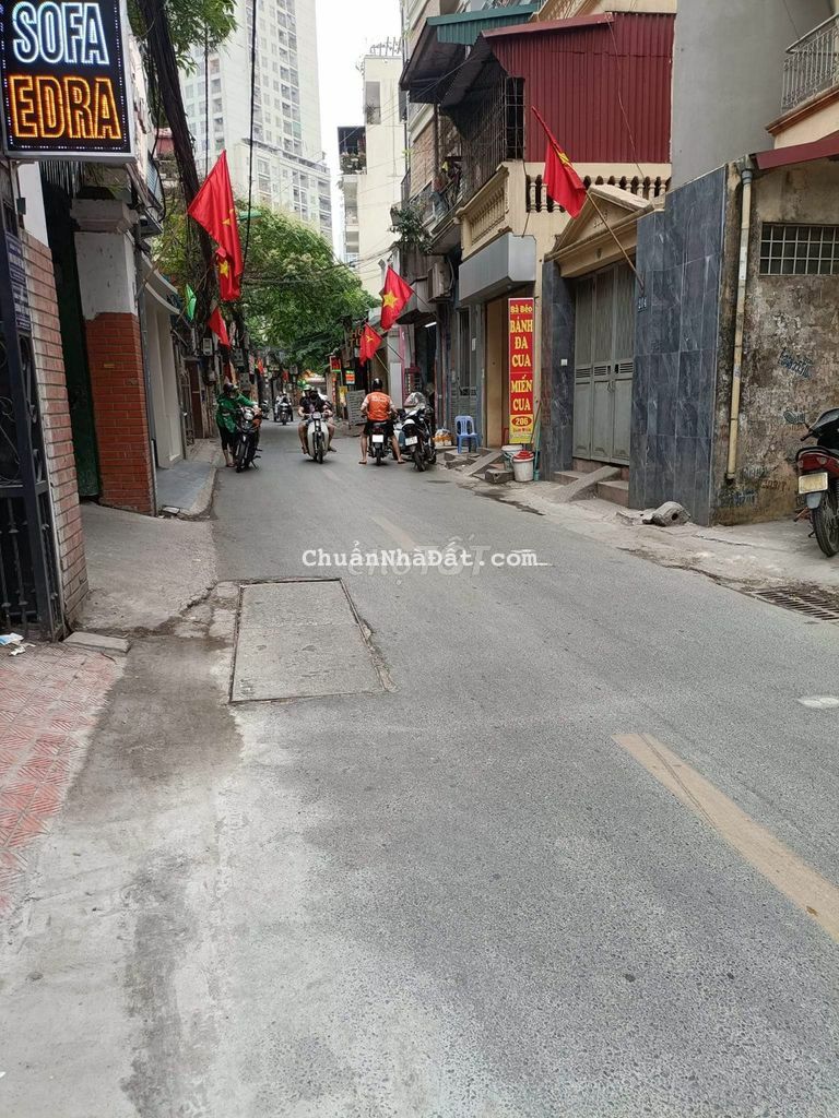 180m phố Đội Cấn có nhà 3 tầng, mặt tiền 10m, xây tòa hợp lý.