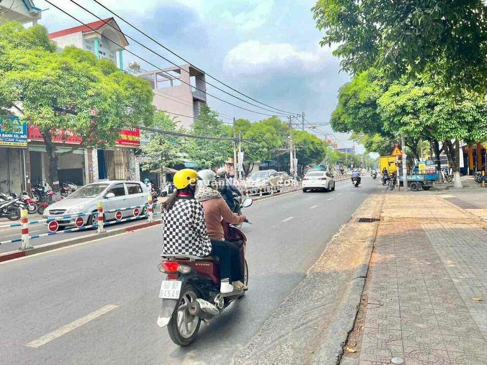 Bán nhà lầu MT NAQ gần chợ Tân Phong giá 7ti5