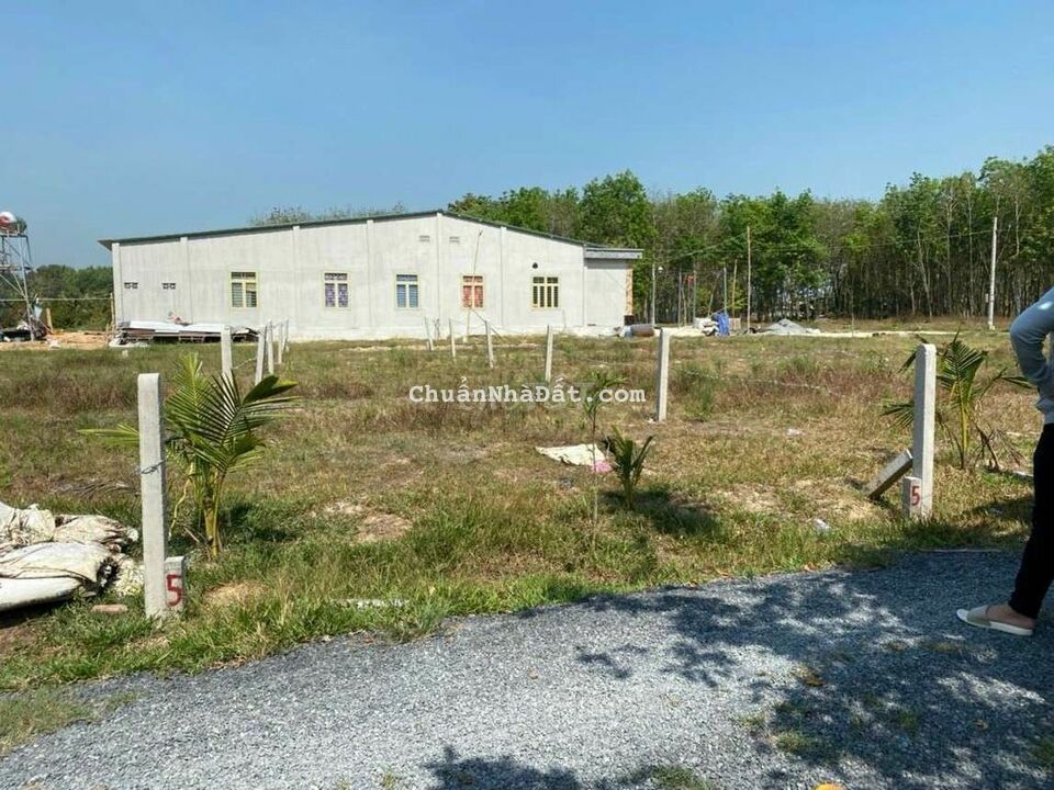 nhà bán mảnh đất xưa, đường đất đang đổ nhựa, gần trung tâm