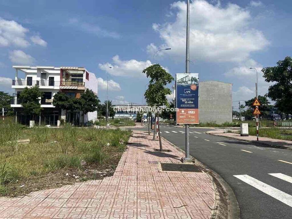 Con hàng duy trên đường Trục chính 35m ngay trung tâm chợ Bếm Cát Con hàng duy trên đường Trục chính 35m ngay trung tâm chợ Bếm Cát