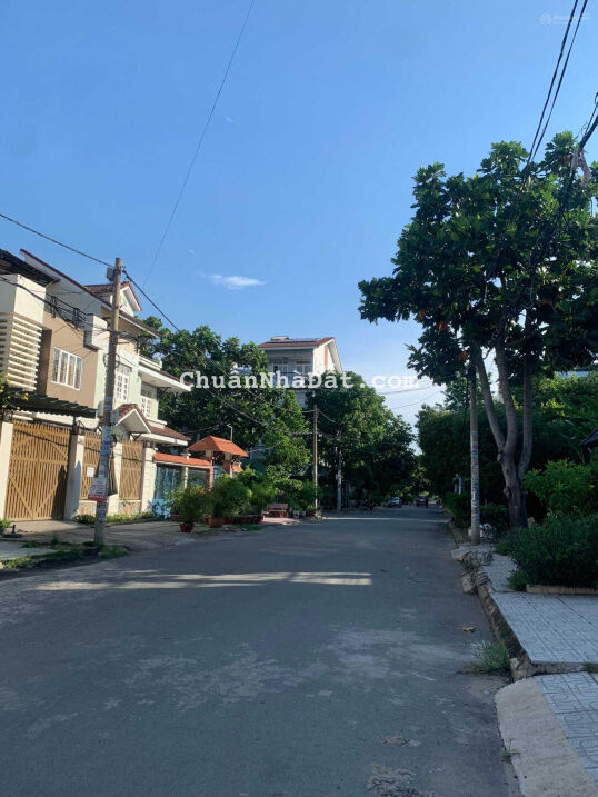 Bán đất góc 2 mặt tiền 80m2 xd hầm + 4 lầu đường 12m chỉ 10 tỷ thương lượng kế bên đại học Văn Lang