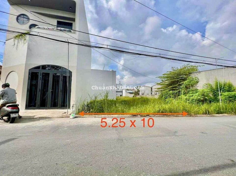 Nền mặt tiền hẻm rộng rãi