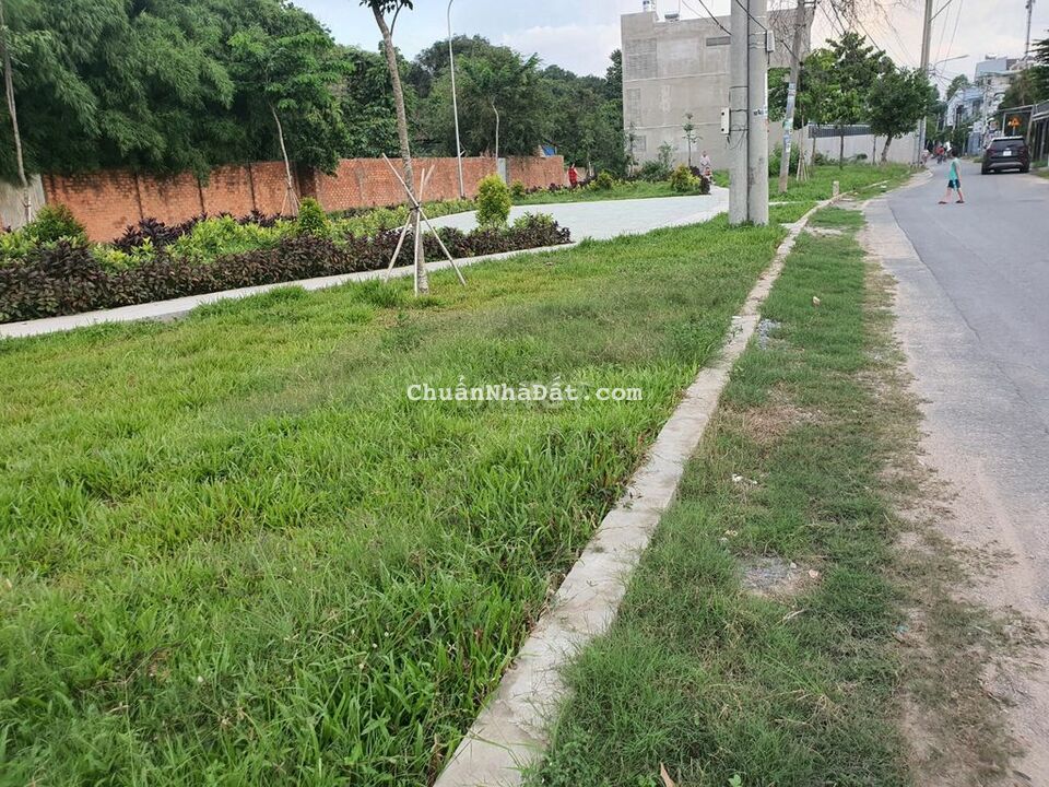 Cách DT 747 có 50m, khu nhà ở hiện hữu , dân cư đông kín luôn