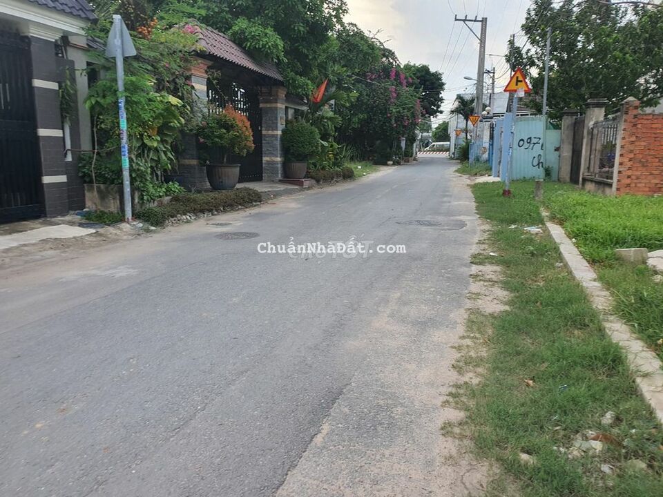 Cách DT 747 có 50m, khu nhà ở hiện hữu , dân cư đông kín luôn