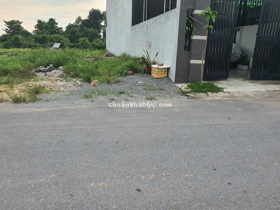 Cách DT 747 có 50m, khu nhà ở hiện hữu , dân cư đông kín luôn