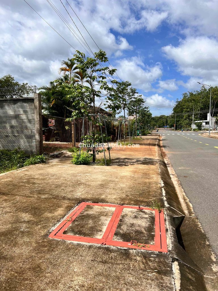 Mặt tiền DT 742 vào 100 m, chủ cắt bán lỗ 300tr muốn ra nhanh Mặt tiền DT 742 vào 100 m, chủ cắt bán lỗ 300tr muốn ra nhanh