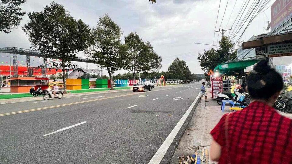 sát bên hông bệnh viện mĩ Phước giá thỡ ôxy dân đông