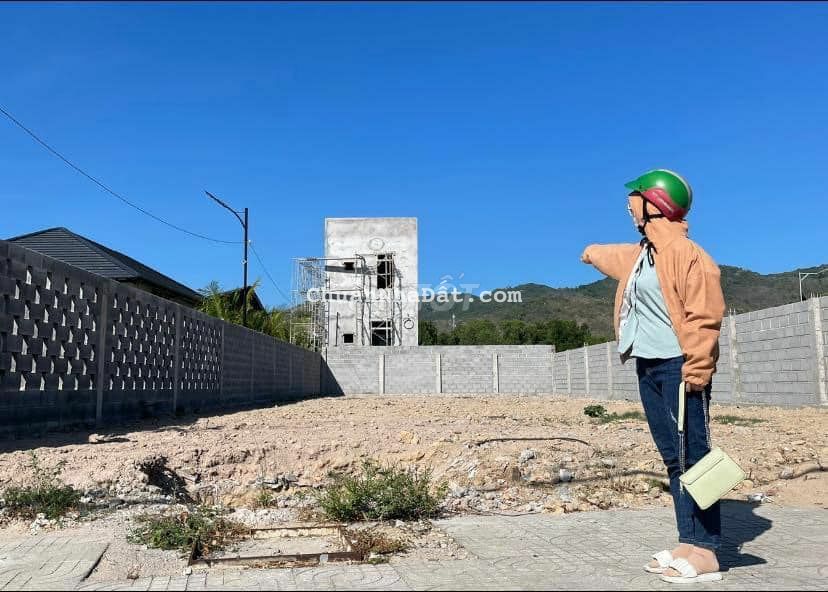 Cần tiền sang gắp cặp lô Mỹ Phước 2 giá 950tr, dt 300m2, giá còn TL Cần tiền sang gắp cặp lô Mỹ Phước 2 giá 950tr, dt 300m2, giá còn TL