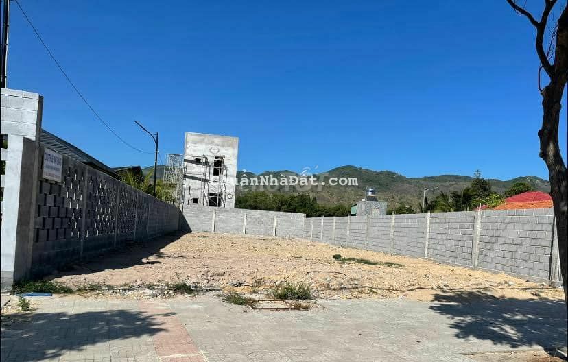 Cần tiền sang gắp cặp lô Mỹ Phước 2 giá 950tr, dt 300m2, giá còn TL Cần tiền sang gắp cặp lô Mỹ Phước 2 giá 950tr, dt 300m2, giá còn TL