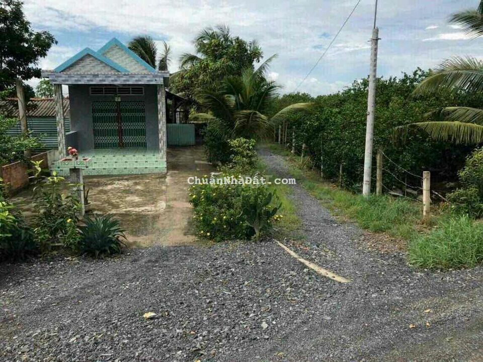 Dân cư điện nước kế bên. Gần kênh chính tiện trồng trọt làm vườn