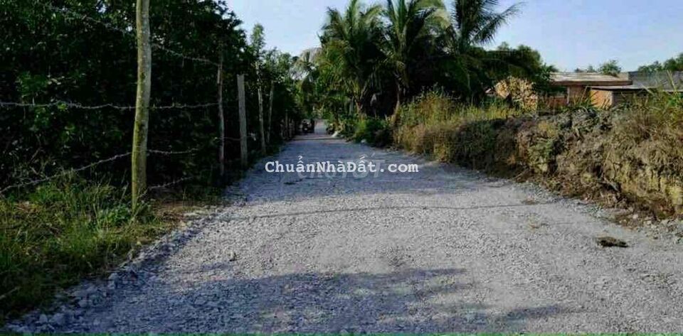 Dân cư điện nước kế bên. Gần kênh chính tiện trồng trọt làm vườn