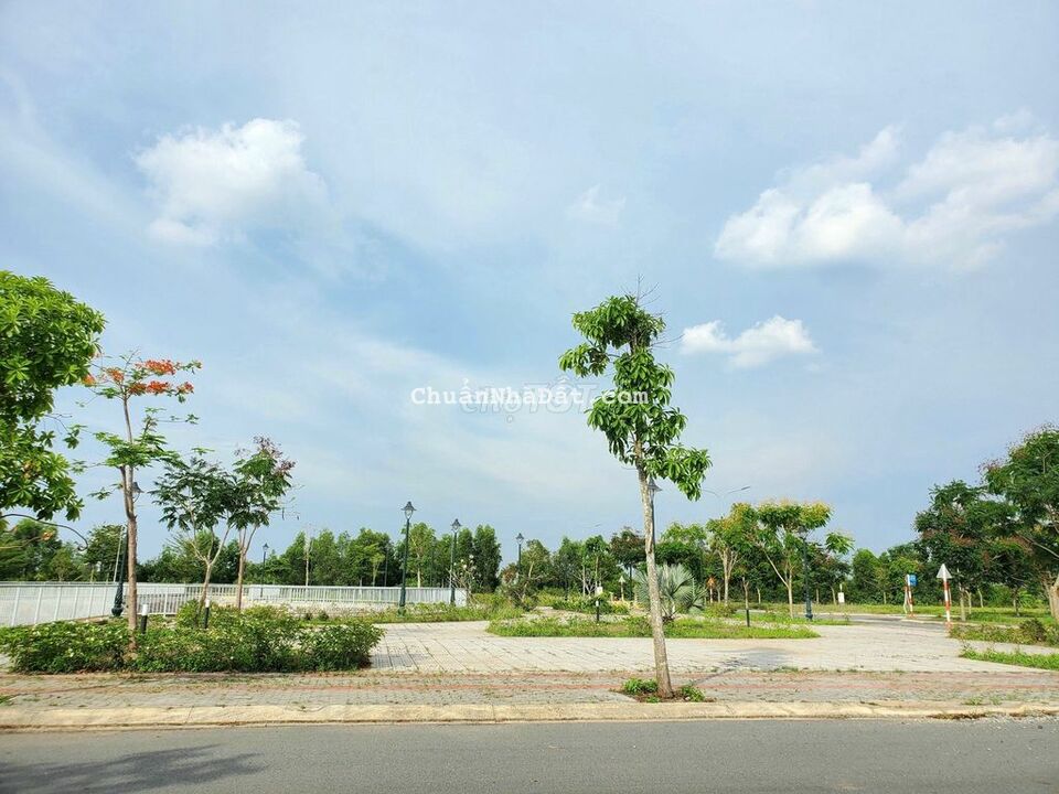 Bán gấp lô góc 115m2 KDC Lago Centro mặt tiền ĐT830 huyện Bến Lức Bán gấp lô góc 115m2 KDC Lago Centro mặt tiền ĐT830 huyện Bến Lức