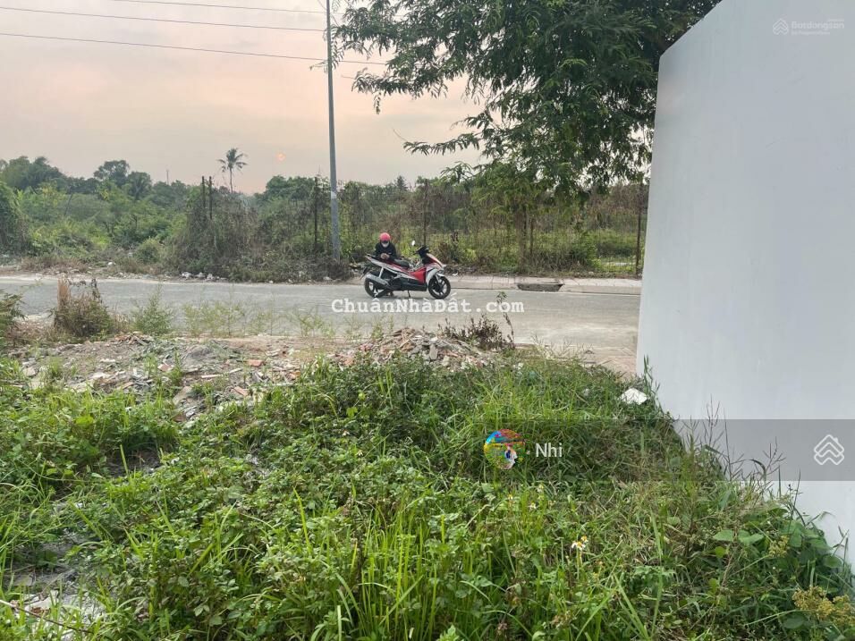 Vì chuyển công tác về miền Trung nên cần bán đất ở đường ĐT833B, Long Hiệp. SHR, đất TC, giá còn TL