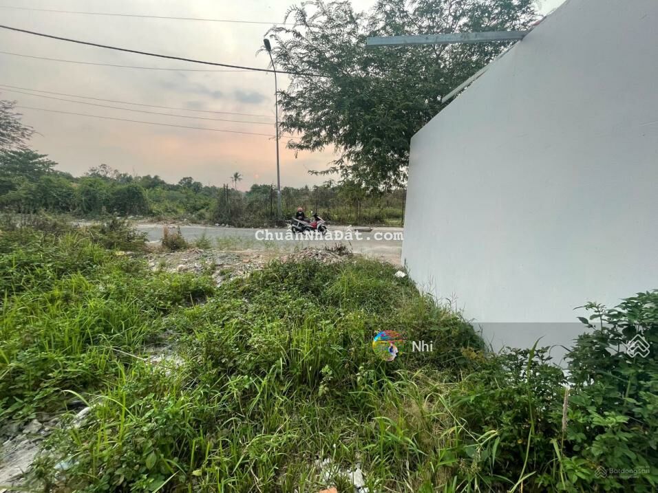 Vì chuyển công tác về miền Trung nên cần bán đất ở đường ĐT833B, Long Hiệp. SHR, đất TC, giá còn TL