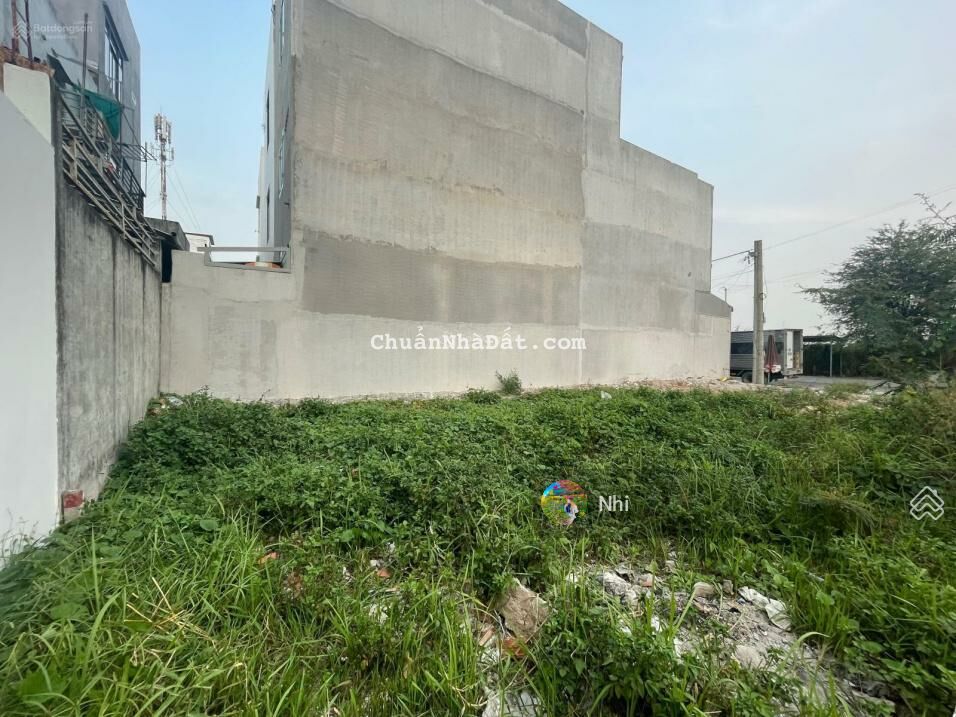 Vì chuyển công tác về miền Trung nên cần bán đất ở đường ĐT833B, Long Hiệp. SHR, đất TC, giá còn TL