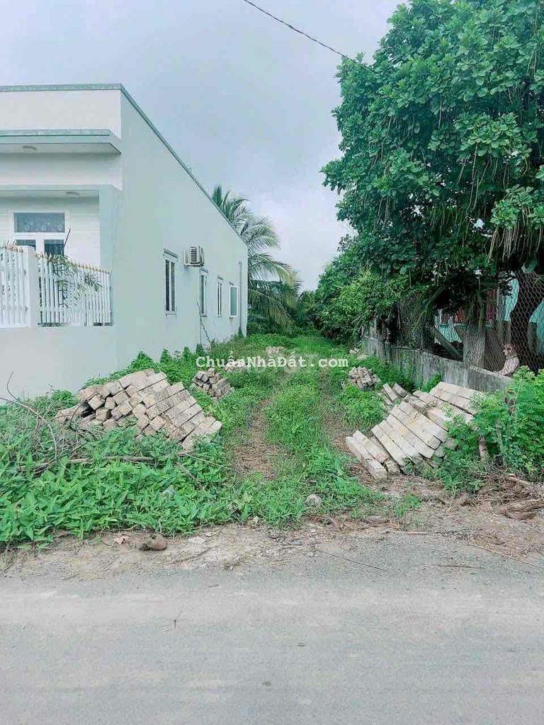 Mặt tiền nhựa gần cầu bến lức . Chạy thẳng ra KCN Nhựt Chánh