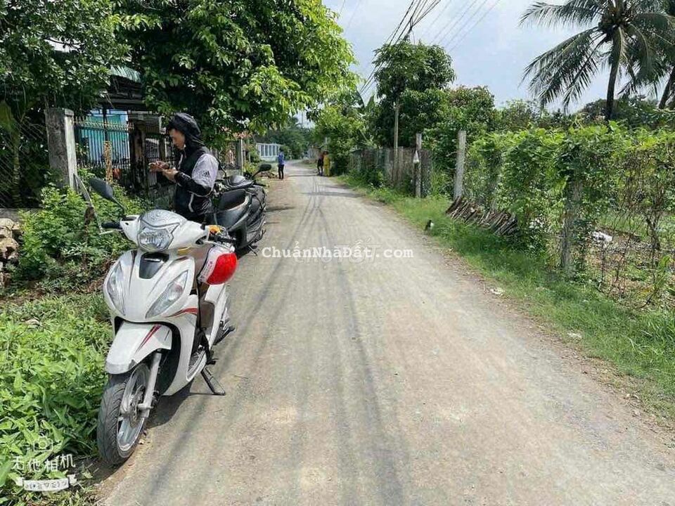 Mặt tiền nhựa gần cầu bến lức . Chạy thẳng ra KCN Nhựt Chánh