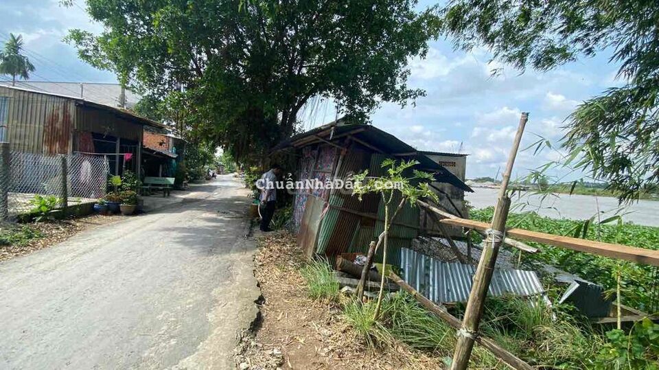 Bán nền đường nhựa cặp sông Hậu - gần cầu mương út xuân