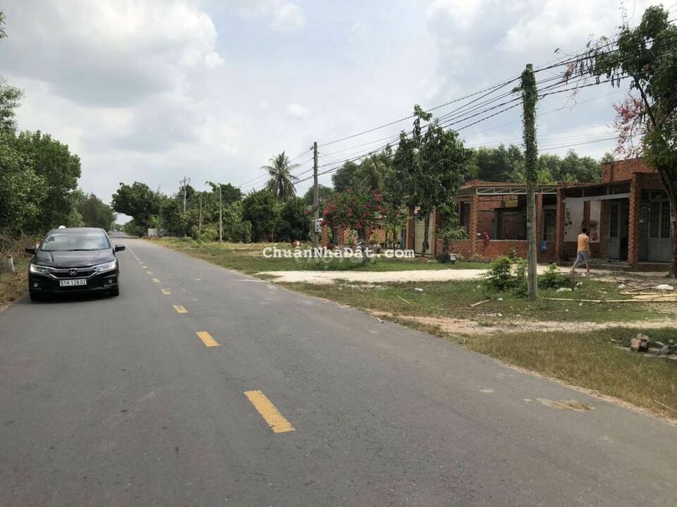 chú bảy tuổi già nên bán mảnh đất vườn, gần đường lớn, sắp đổ nhựa