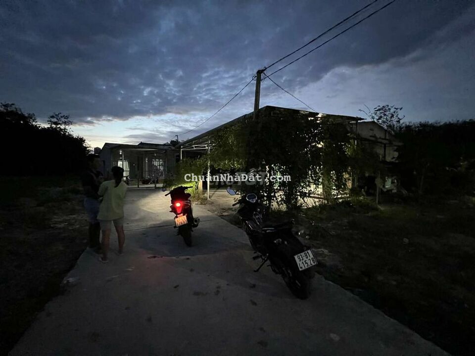 Bán lô nở hậu 40m tc 180m² sổ sẵn gần KCN lớn giá rẻ chỉ 1,3ty dân đ