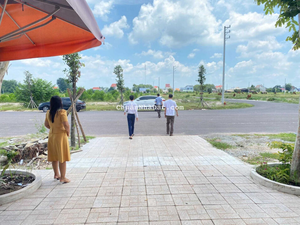 Duy nhất 1 lô mặt tiền nhựa 16m, sát bên VP Center Land, công chứng sớm, 750tr