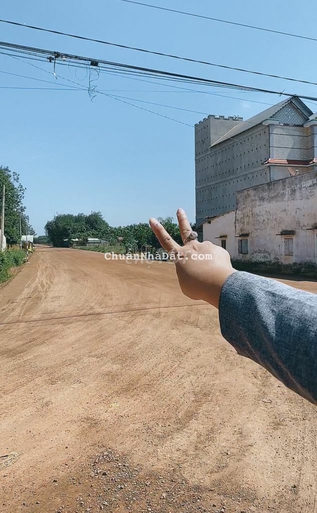 Kẹt tiền bán gấp 11m MT Đ.Minh Thắng Quang Minh 32m đang đổ nhựa 1 tỷ