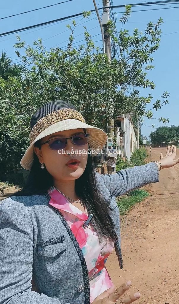 Kẹt tiền bán gấp 11m MT Đ.Minh Thắng Quang Minh 32m đang đổ nhựa 1 tỷ