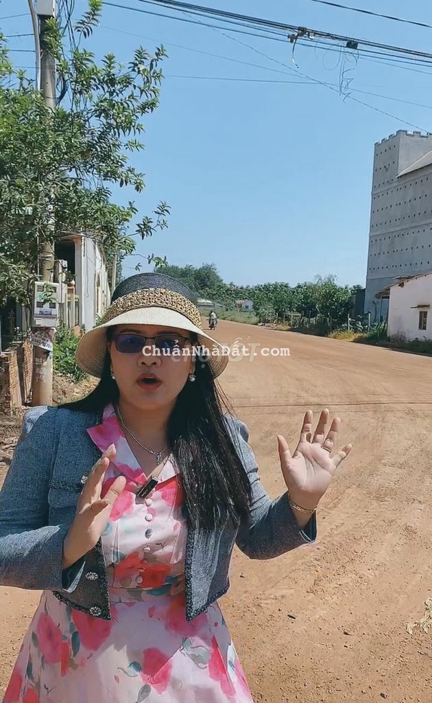 Kẹt tiền bán gấp 11m MT Đ.Minh Thắng Quang Minh 32m đang đổ nhựa 1 tỷ