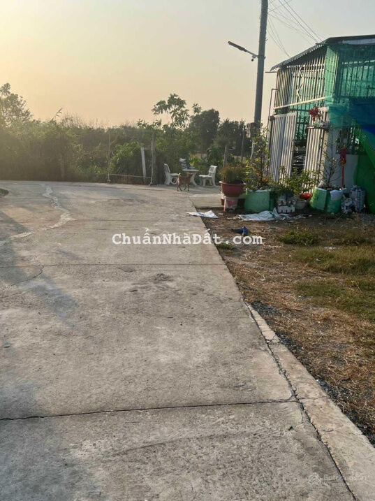 Cần bán gấp lô đất ở gần chợ Long Sơn Cần Đước, cách trường tiểu học Long Sơn 500m, dân cư sang sát