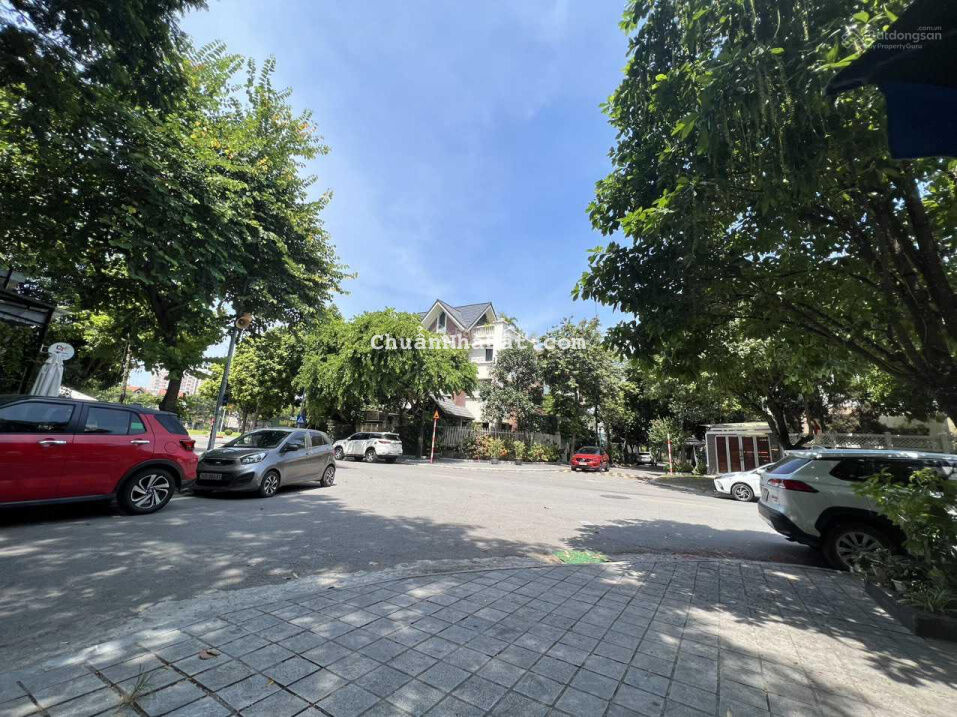 Lô góc mặt phố Voi Phục, Trâu Quỳ, 10m ra Nguyễn Văn Linh. LH 0978991610