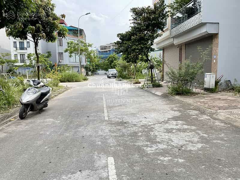 Cần bán lô góc 60,7m2 view vườn hoa tại TĐC Trâu Quỳ. Gần trục 22m nối về Thạch Bàn