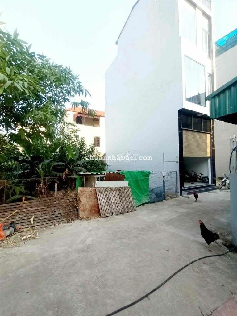 Dt82m mt9.5m hơn 2 tỷ ô tô đỗ cửa gần hồ điều hoà