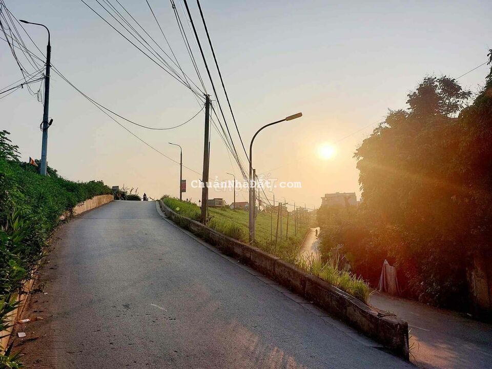 Dt82m mt9.5m hơn 2 tỷ ô tô đỗ cửa gần hồ điều hoà