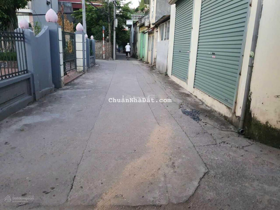 Bán đất tặng nhà C4 Lai Xá, Kim Chung, ô tô đỗ cửa, 40m ra đường ô tô tránh, 100m ra đường 32