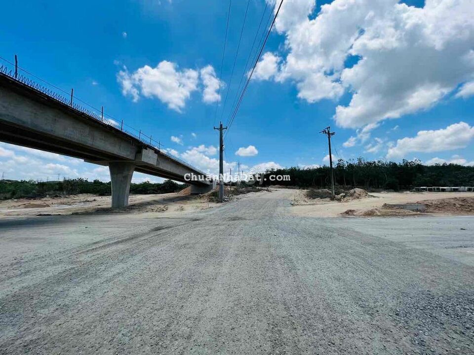 Chỉ hơn 100Tr/Sào sở hữu ngay 2 Mẫu Đất gần KCN Tân Đức Bình Thuận. Chỉ hơn 100Tr/Sào sở hữu ngay 2 Mẫu Đất gần KCN Tân Đức Bình Thuận.