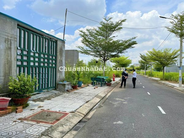 Thua cá độ, tôi cần bán gấp lô đất 1/ Đ.Bà Triệu. DT 100m2 Giá 1tỷ4 TL