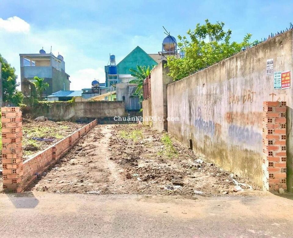 Bán gấp lô đất gần thị trấn Hóc Môn DT:85m2 SHR Giá:950triệu(bao thuế) Bán gấp lô đất gần thị trấn Hóc Môn DT:85m2 SHR Giá:950triệu(bao thuế)