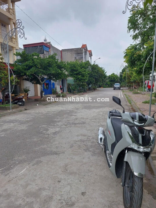 Cần bán 2 lô đất TĐC Hạ Đoạn 3. Đường rộng: 15m có vỉa hè. Diện tích: 100m2, ngang 5m