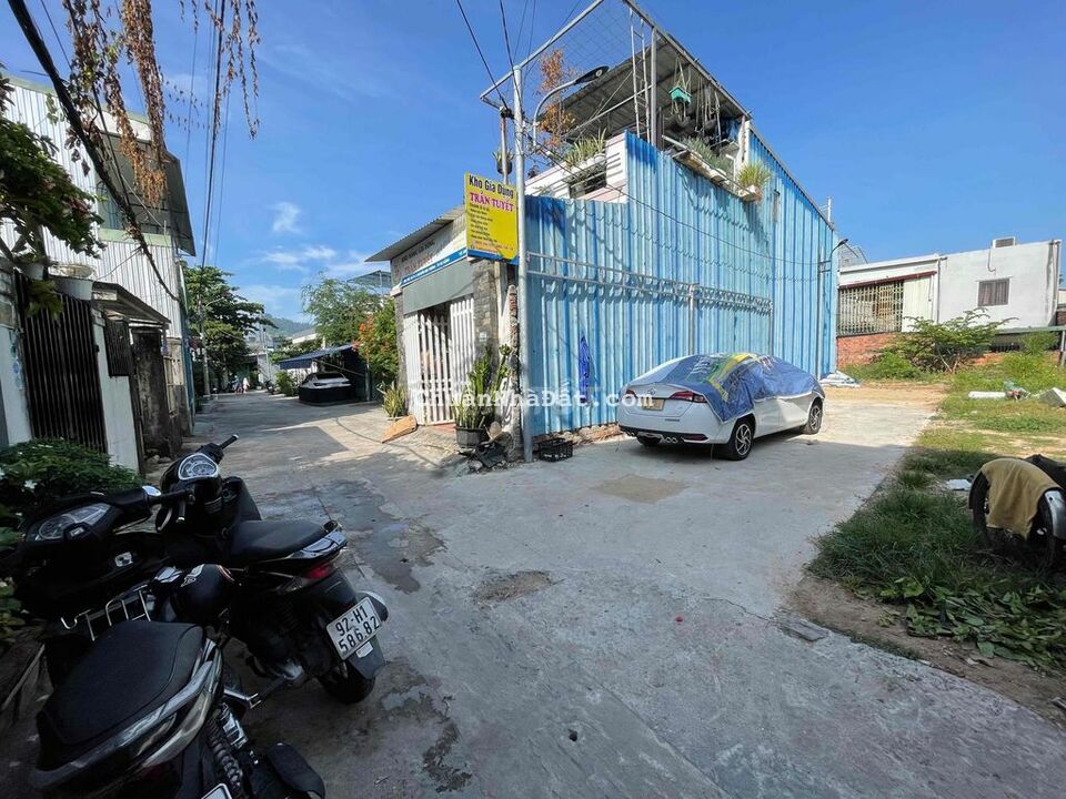 ĐẤT 2. MẶT KIỆT OTO NGUYỄN HUY TƯỞNG NGAY BẾN XE
