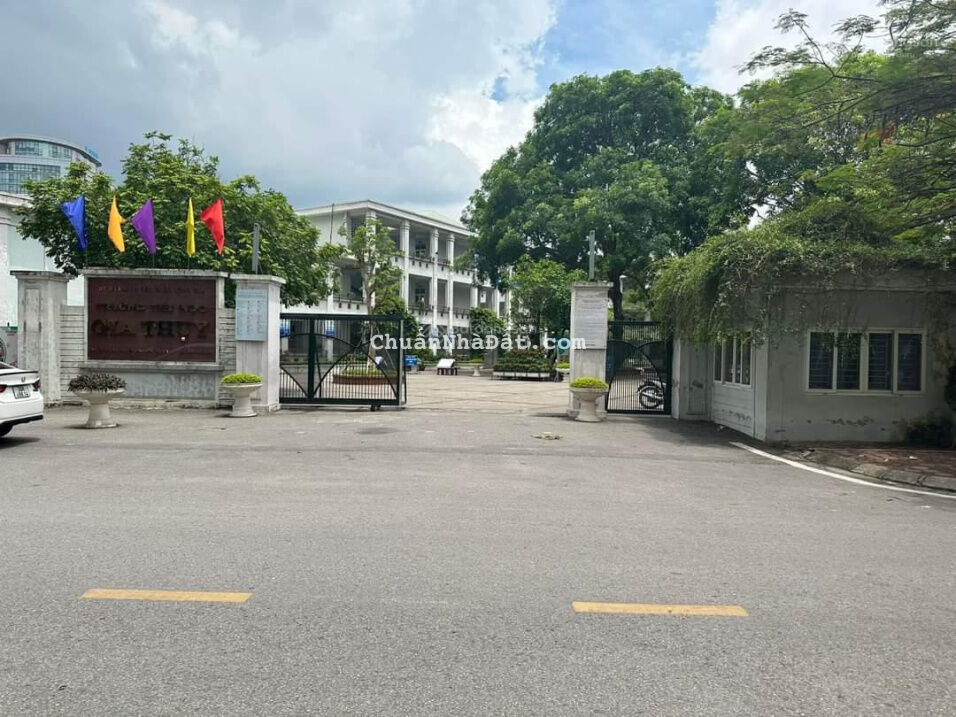 Nguyễn Văn Cừ - Gia Thụy - đất phân lô ô tô tránh DT 40m2 - MT4m - giá 6,8 tỷ. Gần trường điểm quận